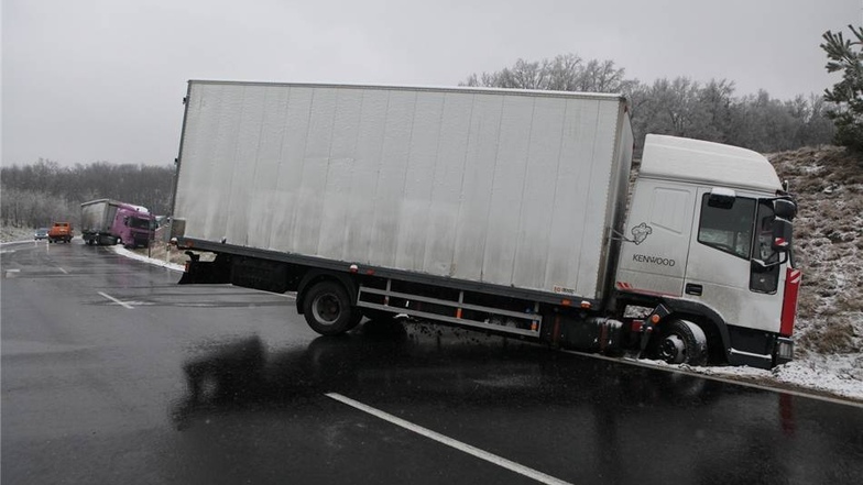 Vier Lkw landeten im Graben.