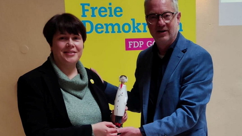 Das Drosten-Räuchermännchen, das die neue FDP-Chefin im Kreis Görlitz Kristin Schütz nach ihrer Wahl am Wochenende erhielt, war sehr passend vom Vize-Landesvorsitzenden Tino Günther gewählt.