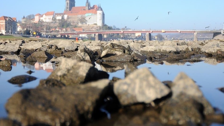 Niedrigwasser in der Elbe ist kein Sommer-Phänomen, wie diese Aufnahme zeigt. Sie entstand am 23. November 2011.
