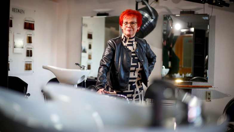 Friseurmeisterin Annegret Fuchs  aus Kamenz denkt nicht an den Ruhestand. Mit Herz und Leidenschaft für ihren Beruf will sie auch nach fast 50 Jahren weiter in dem Beruf arbeiten. Ihren Salon an der Fichtestraße betreibt sie mittlerweile allein.