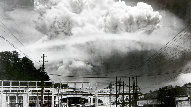Nagasaki am 9. August 1945: Eine pilzförmige Rauchsäule steigt nach der Explosion der Atombombe in den Himmel. Drei Tage zuvor hatten die USA bereits Hiroshima durch eine Atombombe mit geringerer Sprengkraft verwüstet.