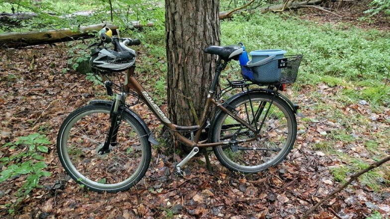 Mitten in der Laußnitzer Heide wurde ein Fahrrad samt persönlicher Gegenstände gefunden.