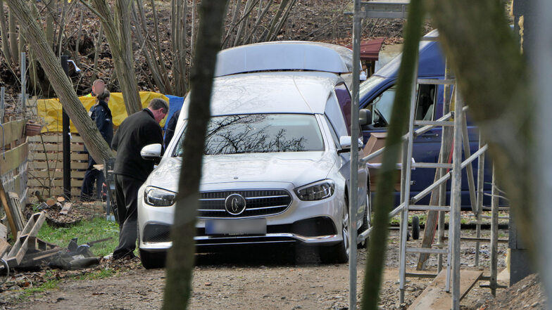 In Bad Lausick im Landkreis Leipzig wurde am Montagvormittag eine männliche Leiche gefunden. Die Polizei nimmt vor Ort die Ermittlungen auf.