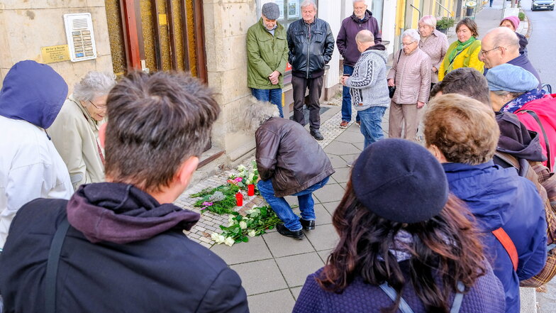 In Gedenken an Familie Freund legten Radebeuler an den Stolpersteinen Blumen, vorwiegend weiße Rosen, nieder.
