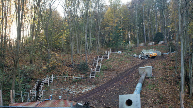 An diesem Hang in Freital-Coßmannsdorf verläuft die Hauptleitung zum Wasserwerk Coschütz. Von dem neuen Rohr ist nichts mehr zu sehen, da der Graben wieder verfüllt wurde. Nur ein letztes Stück der Ersatzleitung liegt noch dort.