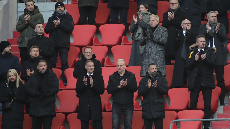 Bei der Trauerfeier zu Ehren von Franz Beckenbauer ist auch Alexander Zickler (unten, Dritter von links) in der Münchner Allianz Arena.