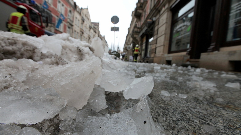Große Eisklumpen liegen auf dem Fußweg an der Gartenstraße. Menschen wurden zum Glück nicht verletzt.