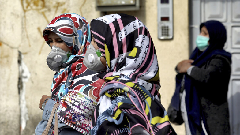 Iran, Teheran: Frauen tragen Atemschutzmasken um sich vor dem neuartigen Coronavirus Sars-CoV-2 zu schützen. Laut des iranischen Gesundheitsministeriums sind bisher 8 Menschen an den Folgen des Virus gestorben. 