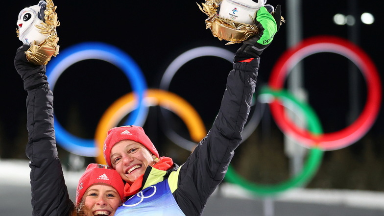 Gold im klassischen Team-Sprint im Skilanglauf: Victoria Carl (r) und die ebenfalls für Oberwiesenthal startende Katharina Hennig können ihr Glück kaum fassen.