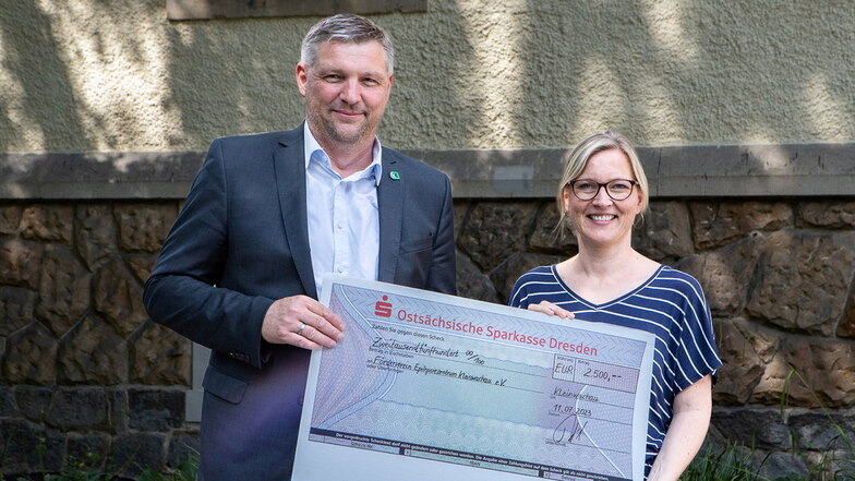 Bürgermeister Rico Pfeiffer und Geschäftsführerin Sandra Stöhr mit dem Scheck über 2.500 Euro.