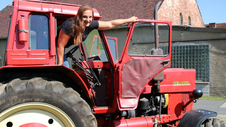 Anja Mann ist gelernte Tierwirtin und jetzt Steuerfachangestellte mit Spezialrichtung Landwirtschaft. Von alten Traktoren kann sie jedoch nicht lassen. Vor allem die Oldies der Marke Belarus haben es ihr angetan.