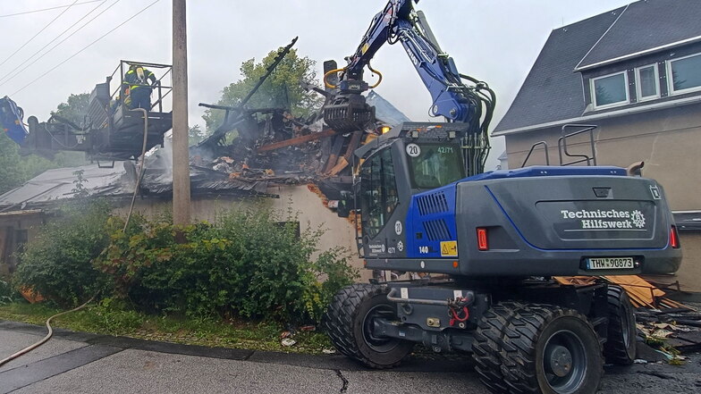 Ein Umgebindehaus an der Gerhart-Hauptmann-Straße in Sohland an der Spree hat in der Nacht zu Sonntag gebrannt. Zur Brandbekämpfung musste das Gebäude teilweise abgerissen werden.