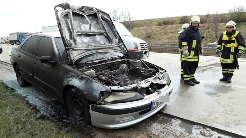 Am Montagmittag geriet zwischen der Anschlussstelle Wilsdruff und dem Dreieck Nossen dieser Peugeot 406 in Brand.