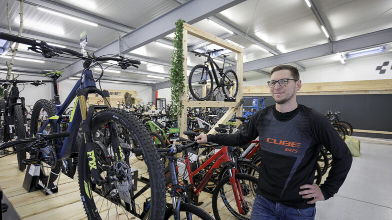 Sebastian Mischke, stellvertretender Geschäftsführer Bike Point Wiesner steht im Cube Store in Görlitz.