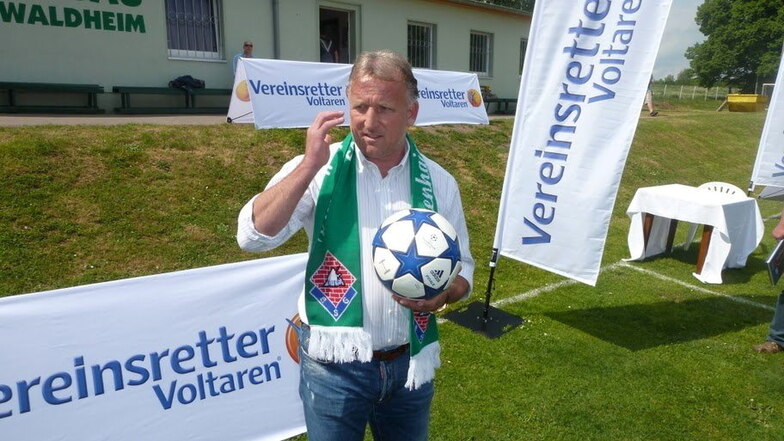 Vor mehr als zehn Jahren hat Weltmeister Andy Brehme den SV Aufbau Waldheim besucht und den Gewinn der damaligen „Vereinsretter“-Aktion übergeben.