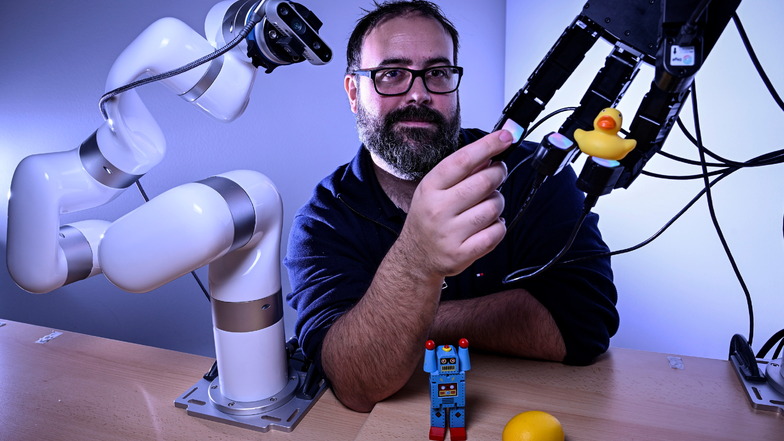 Professor Roberto Calandra trainiert Roboterhände so, dass sie lernen, jeden erdenklichen Gegenstand zu greifen. Foto: SZ/Veit Hengst