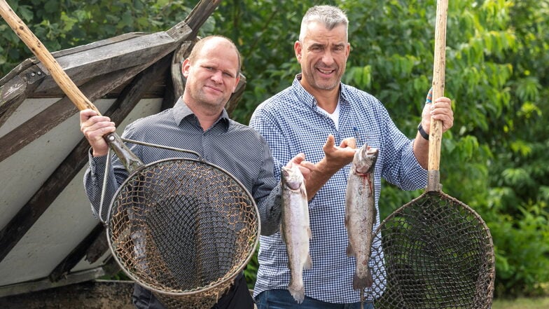 Der Geschäftsführer der Teichwirtschaft Moritzburg, Henry Lindner (l.), und der Dresdner Restaurantchef Gerd Kastenmeier blicken in Bärnsdorf auf eine 15-jährige erfolgreiche Zusammenarbeit.