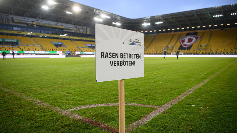 Das Wetter hat auch Dynamos Spielplan etwas durcheinandergebracht. In den nächsten Wochen ist der Rasen im Rudolf-Harbig-Stadion nun mehrfach beansprucht.
