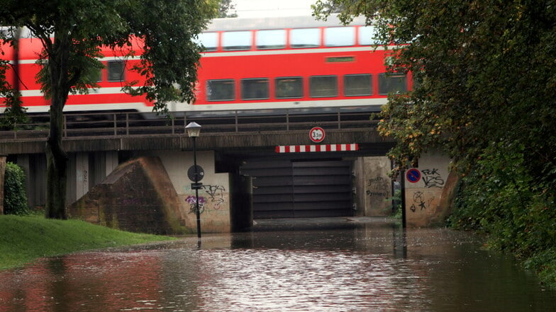 Den Fluss gestoppt: Die Elbe hat sich den Weg bis zum Flutschutztor in Pirna gebahnt. Weiter geht es dort nicht. Der Zugverkehr rollt wie gewohnt.