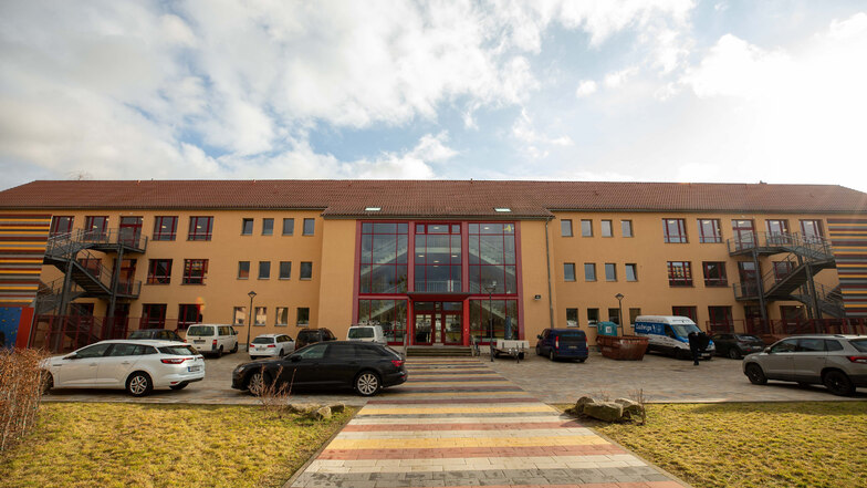 So sieht die Diesterweggrundschule in Pirna-Copitz aus. Die Fassade war bereits saniert.