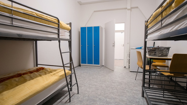 Blick in ein Zimmer der neuen befristeten Flüchtlingsunterkunft am Görlitzer Flugplatz.