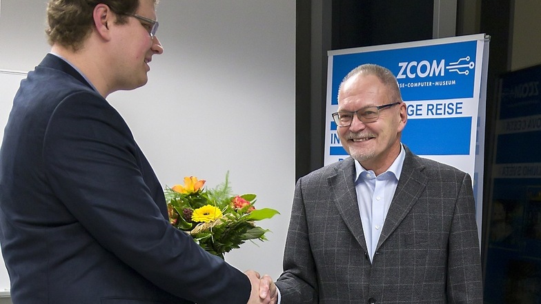 Versammlungsleiter Karsten Reichert (li.) gratuliert dem neuen Vorstandsvorsitzenden des Konrad-Zuse-Forum e. V., Wolfgang Kunde, zu seiner Wahl.