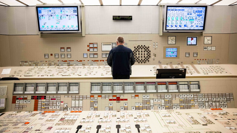 Ein Mitarbeiter steht an einem Kontroll- und Steuerungspult im Leitstand des Kernkraftwerk Brokdorf. Nach knapp 35 Jahren Betriebszeit wurde das Atomkraftwerk von Betreiber Preussen Elektra Ende 2021 abgeschaltet.