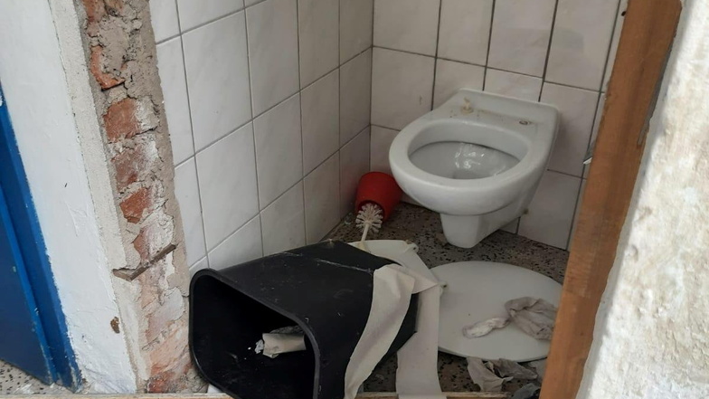 Zertretene Toiletteneinrichtungen in allen Kabinen des Lößnitzbades.