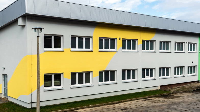 Die rund 35 Jahre alte Schulsporthalle in Neukirch wurde bereits im Jahr 2019 außen saniert. Jetzt wird das Gebäude innen auf modernen Stand gebracht.