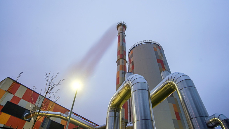 Das Heizkraftwerk der EWB an der Löbauer Straße in Bautzen versorgt rund 7.000 Einwohner mit Fernwärme. Das spart zwar CO2, ist aber noch nicht klimaneutral.