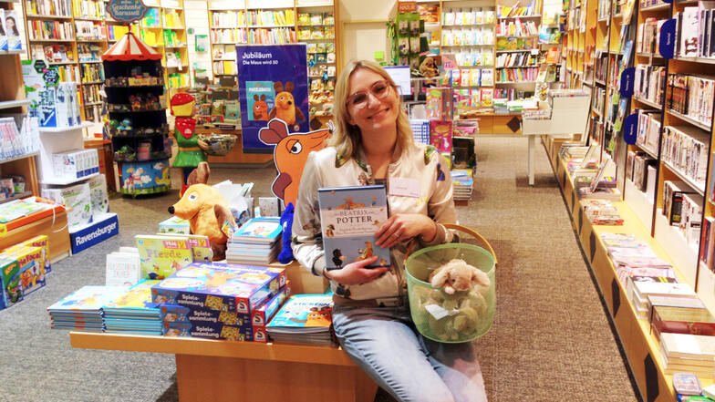 Kelly Kittel, Filialleiterin von Thalia im Lausitz-Center Hoyerswerda, empfiehlt ganz österlich die Beatrix-Potter-Bücher, deren Hauptheld „Peter Hase“ ist, und „korbweise“ Hasen-Plüschtiere.