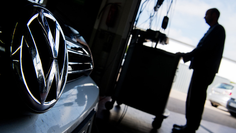Einem VW Golf mit einem 2,0-Liter-Dieselmotor wird in einer Volkswagen-Werkstatt das Update installiert. Immer noch gibt es einzelne Fahrzeugbesitzer, die diesen Schritt scheuen, weil sie befürchten, dass das negative Auswirkungen auf die Fahrleistung hab