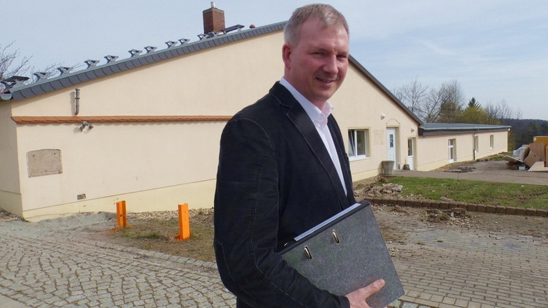 Der Hochkircher Bürgermeister Thomas Meltke freut sich darüber, dass im Ortsteil Rodewitz anstelle der alten Kegelanlage nun ein Kultur- und Begegnungszentrum für die gesamte Gemeinde entstehen kann.
