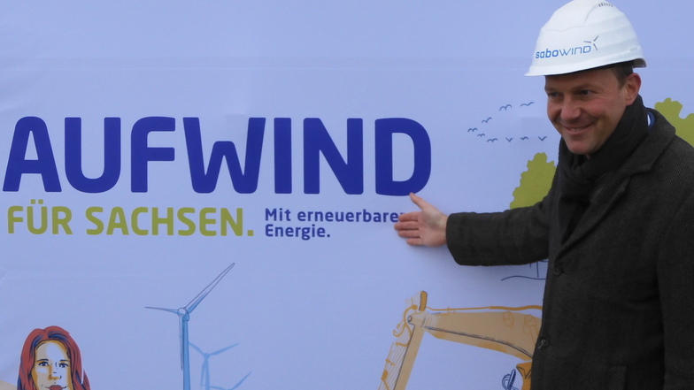 Werbekampagne läuft: Sachsens Energie- und Klimaschutzminister Wolfram Günther (Grüne) besucht gerne Windkraftanlagen, nächste Woche bei VW in Zwickau.