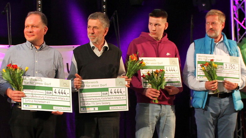 Bernd Handschack (links) für Gleisberg und Lars Wallrabe (rechts) für die IG Küsterhaus Mochau nahmen bei der Preisverleihung die symbolischen Schecks entgegen.