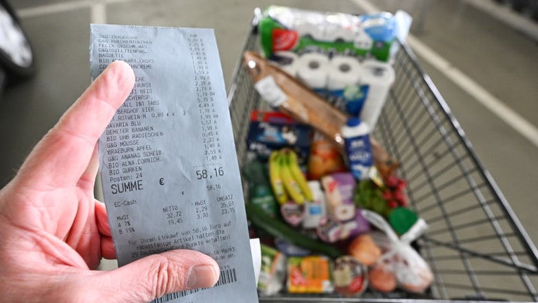 Ein Verbraucher hält nach einem Einkauf in einem Supermarkt einen Kassenzettel in der Hand. Das Preisbewusstsein steigt in Sachsen.