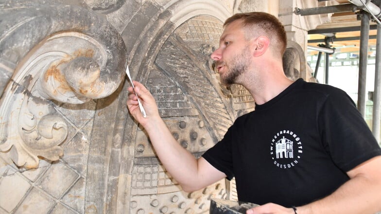 Mit seiner Spezialspachtel bessert Restaurator Stephan Heisig das Sandsteinornament neben dem Sachsenwappen aus. Der 37-jährige Experte von der Zwingerbauhütte koordiniert die umfassenden Arbeiten am Glockenspielpavillon in Dresden.