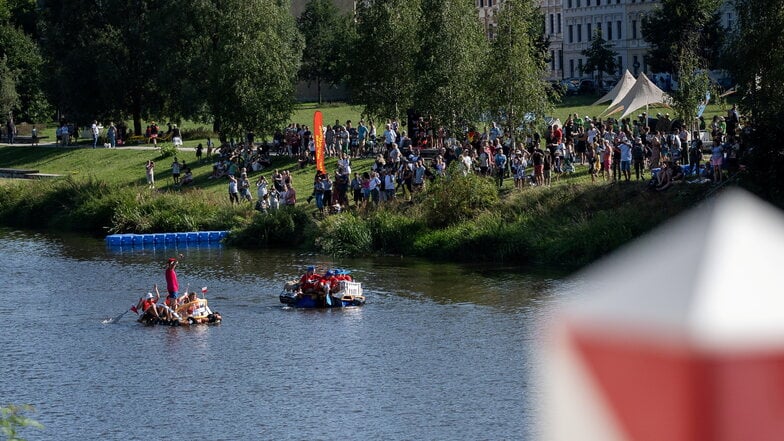 Die Wassertemperaturen dürften bei der Waschtrog-Regatta des diesjährigen Altstadtfestes in Görlitz jedenfalls kein Problem gewesen sein.