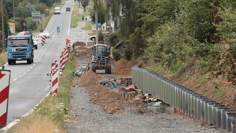 Unterdessen wird seit Monaten zwischen Steina und Gersdorf am zweiten Abschnitt der Radtrasse gebaut (kleines Foto aus dem Sommer 2016). 2,2 Kilometer ist die Strecke lang. Insgesamt geht es um etwa 8,5 Kilometer bis Kamenz.