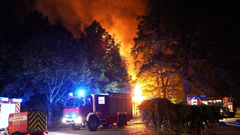 In Schirgiswalde-Kirschau brannte in der Nacht zum 11. September erst eine Scheune, dann der Bahnhof. Etwa 130 Feuerwehrleute waren im Einsatz.