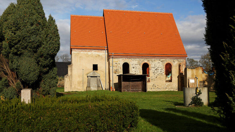 Blick auf die Kirche in Canitz. Die ehemalige Ruine hat mittlerweile ein Dach, das das Haus vor Wind und Wetter schützt.