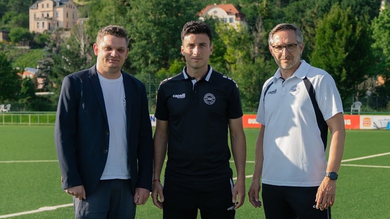 Gesucht und gefunden: RBC-Vizepräsidenten Felix Gärtner präsentiert Radebeuls neuen Cheftrainer Ezequiel Horacio Rosendo sowie Co-Trainer Marko Uhlich.
