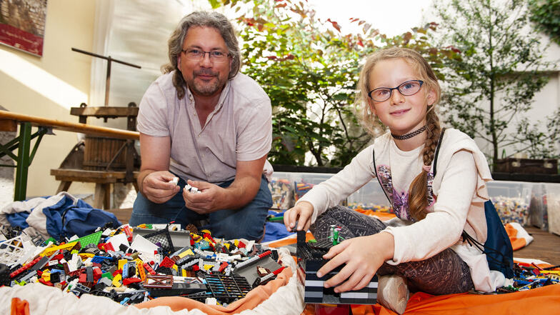 Ralph-Torsten Lincke und die achtjährige Josi waren beim Lego-Ferienangebot im Museum „Alte Lateinschule“ am Sonntag zwar unter sich. Doch der erfahrene Mann aus der Zukunftswerkstatt Dresden ist überzeugt: „Man muss klein anfangen“.