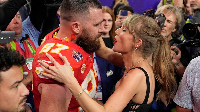 Taylor Swift mit ihrem Freund Travis Kelce.