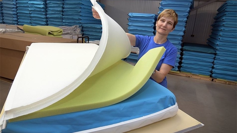Silke Nestler stellt die Matratzen aus verschiedenen Komponenten zusammen, die sich die Manufaktur zuliefern lässt. Bei der eingeschweißten blaue Matte lässt sich die Härte regulieren.
