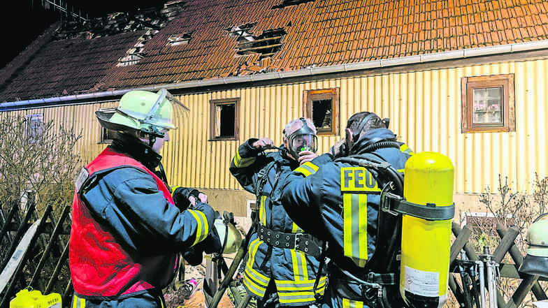 Bei dem Wohnungsbrand am 9. Februar konnte die Feuerwehr nur mit Atemschutz ins Innere des Hauses, das zur Hälfte ausbrannte.  