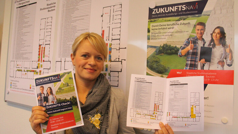 Stephanie Köhler von der IHK zeigt die neuen Faltblätter, mit deren Hilfe sich die Besucher des Zukunftsnavis orientieren können.