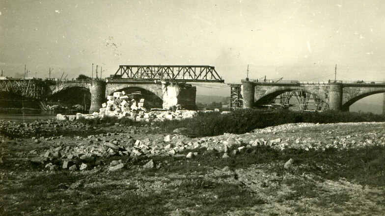 Behelfsmäßig hergerichtete Stadtbrücke: Im September 1945 konnten schon wieder Züge darüber rollen.
