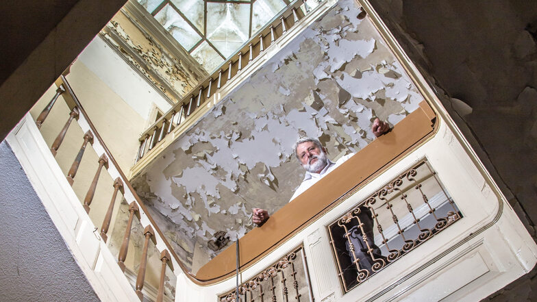 Architekt Andreas Bednarek steht im Treppenhaus der Schützenstraße 9. Mit dem Oberlicht aus Glas, den Treppenstufen aus Marmor und den kunstvollen Geländern ist es der Blickfang des Hauses – und in weitaus besserem Zustand als der Rest des Gebäudes.