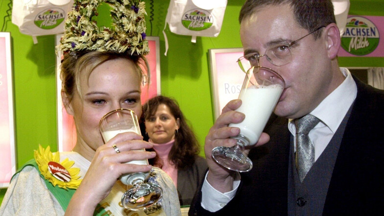 Der damalige Landwirtschaftsminister Steffen Flath (CDU) genießt mit der sächsischen Erntekönigin Katharina Wienzek im Januar 2003 auf der Grünen Woche in Berlin frische Milch aus Sachsen. Wenige Wochen später wies er an, die LPG-Umwandlungen genau zu prü